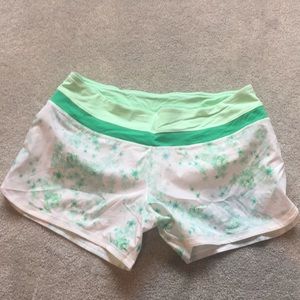 Lululemon Run: Speed Short in very green/ frangipani